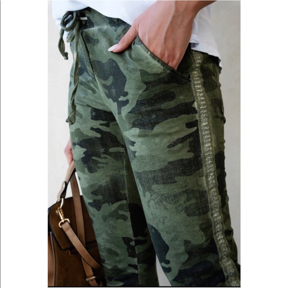 Camouflage Print With Stars Crinkle Jogger - Picture 5 of 6